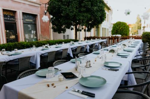 Restaurant, Cehes Guesthouse in Targu Secuiesc