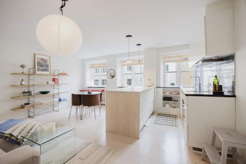 Stylish Apt Prime Location by the Marble Church - image 4