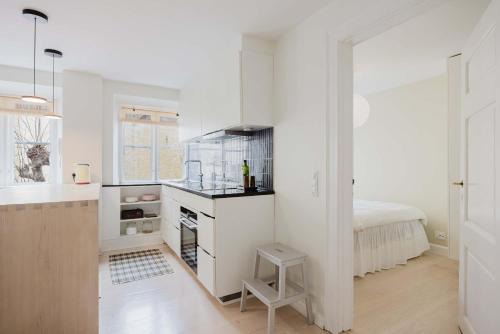 Stylish Apt Prime Location by the Marble Church - image 10