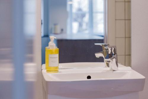 Stylish Apt Prime Location by the Marble Church - image 2