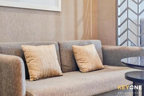 Sleek Studio in Privé with Stunning Canal View - image 6
