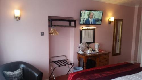 Penryn Guest House, ensuite rooms, free parking and free wifi