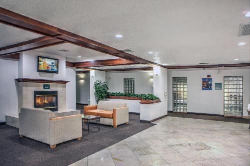Lobby, Motel 6 Dallas, TX - Northwest in Northwest Dallas