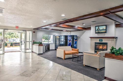 Lobby, Motel 6 Dallas, TX - Northwest in Northwest Dallas