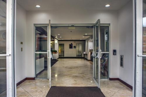 Lobby, Motel 6 Dallas, TX - Northwest in Northwest Dallas