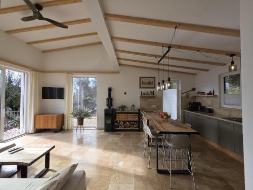Sunrise Villa Infinity Pool & Views in Ravanj