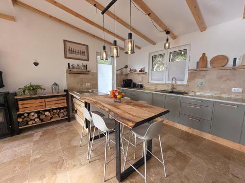 Sunrise Villa Infinity Pool & Views in Ravanj