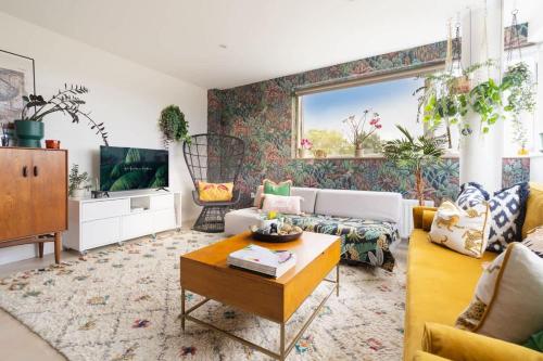 Boutique Brick Lane 2-Bed, Colourful City Vibes, Londýn