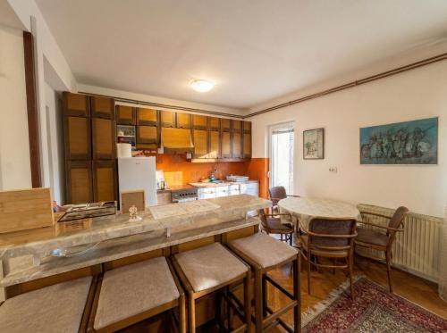 Golden Bay Apartment in โคเตอร์