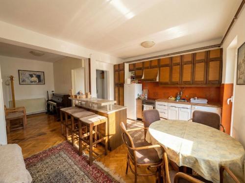 Golden Bay Apartment in โคเตอร์