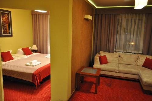 Pass Hotel - image 8