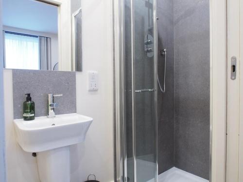 Spacious and Modern 2-bed on Easter Road - Flat 3 Elgin House Apartments - image 6