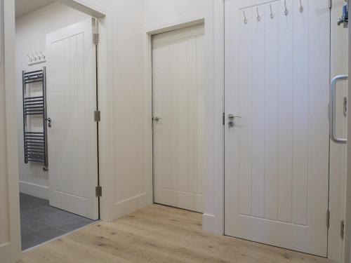 Spacious Luxe 2-bed near the City Centre - Flat 6 Elgin House Apartments - image 8