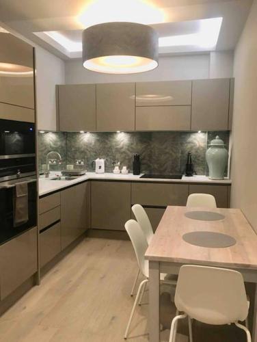 Hamilton Place - Beautiful and central city apartment with private entrance sleeps 4 - main image