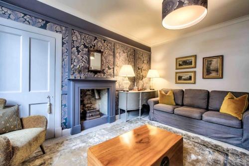 Hamilton Place - Beautiful and central city apartment with private entrance sleeps 4 - image 4
