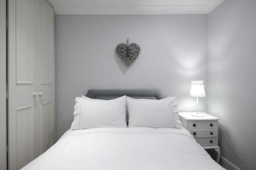 Hamilton Place - Beautiful and central city apartment with private entrance sleeps 4 - main image