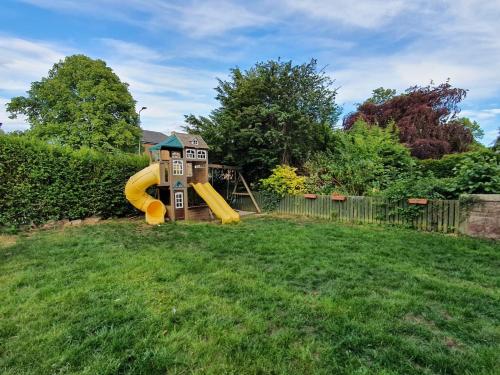 Delightful 4 bedroom family home in Newington - Craigmillar Park - image 4