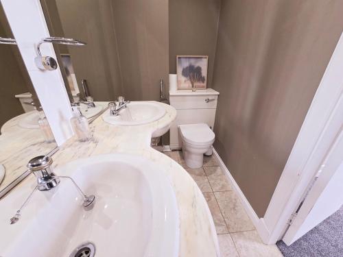 Delightful 4 bedroom family home in Newington - Craigmillar Park - main image