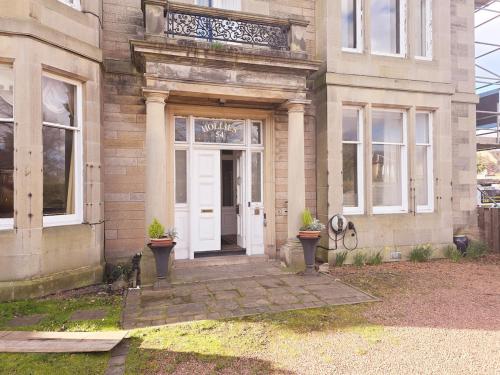 Delightful 4 bedroom family home in Newington - Craigmillar Park - image 10