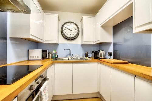 Rose Street - Watchmakers Apartment - image 6