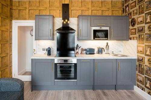 West Bow - Magical Harry Potter-Inspired Flat near Edinburgh Castle - image 21
