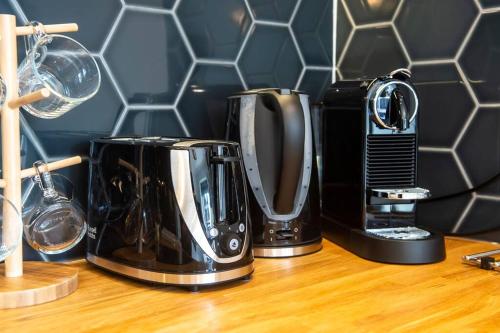 Upper Bow - Luxurious Modern 1BR Apartment near Castle - image 37