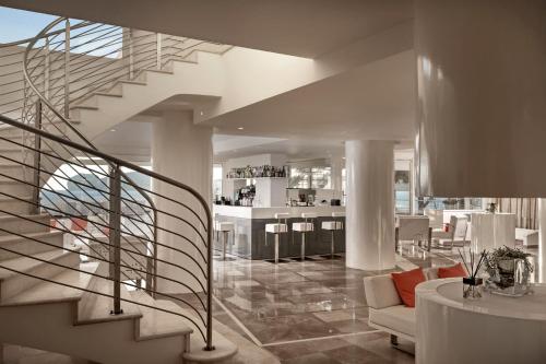 酒吧/休闲厅, 埃尔法罗水疗酒店 (El Faro Hotel & Spa) in 阿尔盖罗