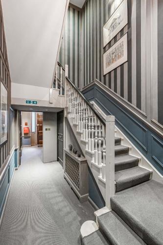 Cadogan Square Penthouse with Private Terrace and AC - main image