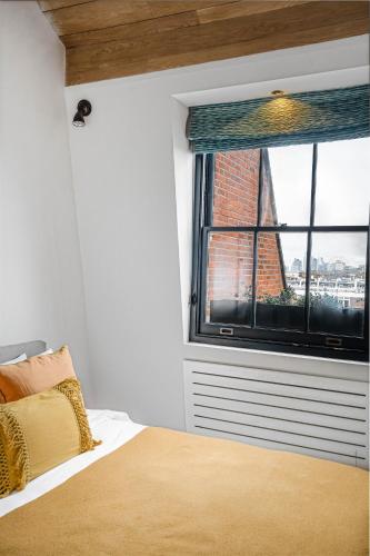 Cadogan Square Penthouse with Private Terrace and AC - image 13