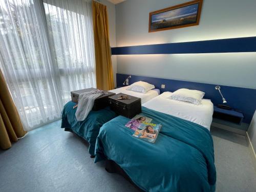 2 twin beds