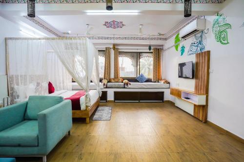 Saga by Lake in 乌代浦