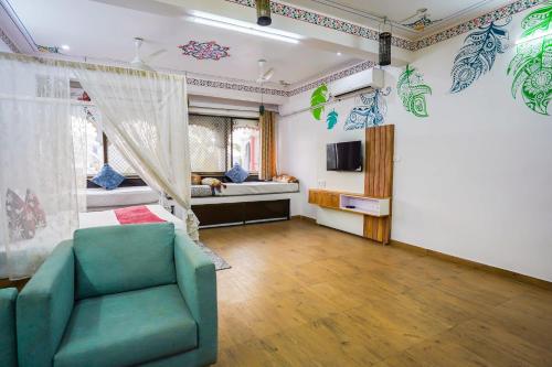 room detail thumbnail 1