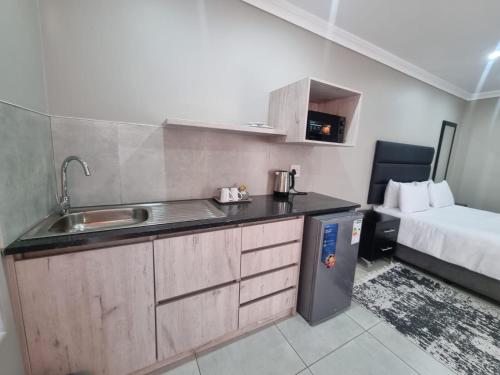 Kitchen, Airport Inn Bed and Breakfast in Greater OR Tambo