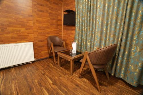 Hotel Park Plaza Srinagar – Srinagar, PA