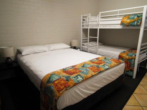 1 queen bed, 1 bunk bed