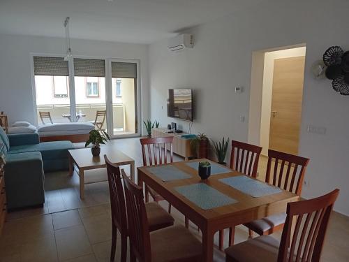 2 bedrooms, 5 beds