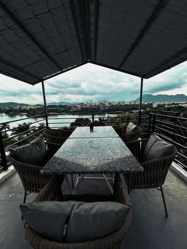 Saga by Lake in 乌代浦