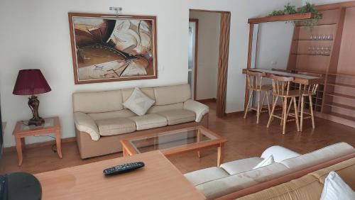 Bar/salonek, Spacious 4-Bedroom Chalet - Ski and Summer in Kfardebian