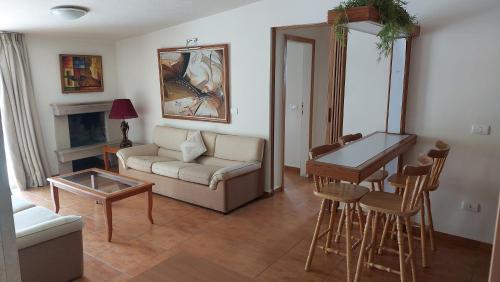 Bar/salonek, Spacious 4-Bedroom Chalet - Ski and Summer in Kfardebian