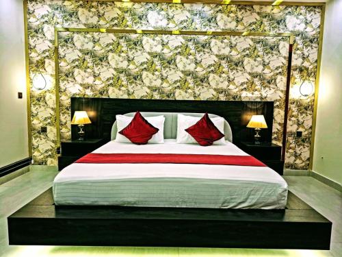 Royal Galaxy SkyView Penthouse Near Airport & Motorway - image 2