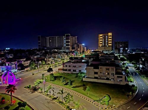 Royal Galaxy SkyView Penthouse Near Airport & Motorway - image 5