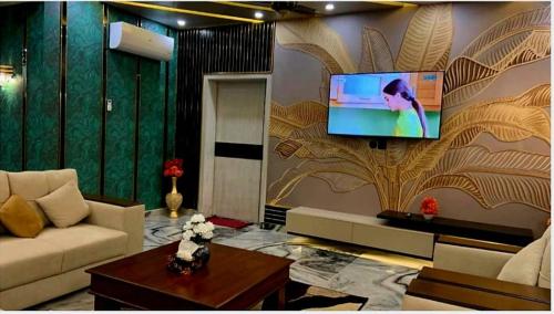 Royal Galaxy SkyView Penthouse Near Airport & Motorway - image 3