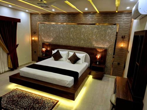 Royal Galaxy SkyView Penthouse Near Airport & Motorway - image 4