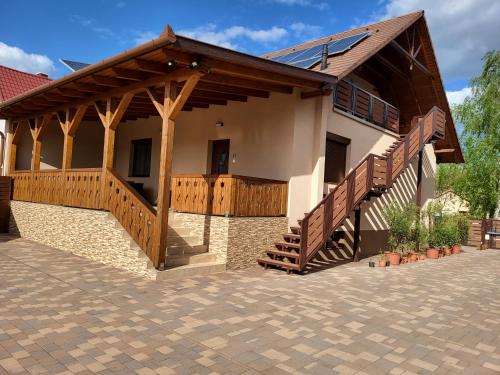 Li-Vi Apartman Debrecen – khách sạn tại Meggyes