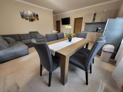 ห้องส่วนกลางสำหรับนั่งเล่น/ดูทีวี, Li-Vi Apartman Debrecen in เมกเกส