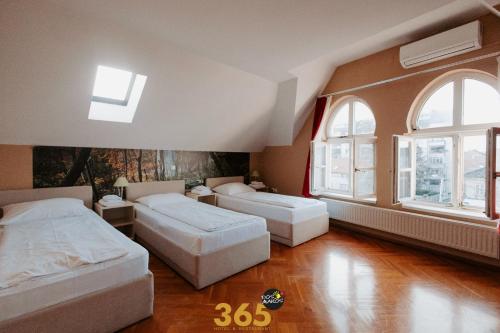3 twin beds