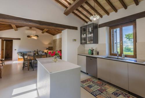 virtuve, Villa Anna heated pool, 2 outdoor jacuzzi sauna and Gym in Sant' Ippolito