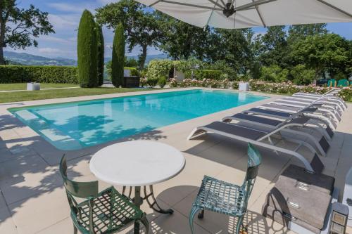 Skats, Villa Anna heated pool, 2 outdoor jacuzzi sauna and Gym in Sant' Ippolito