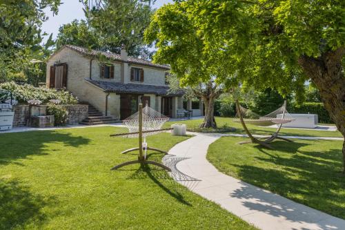 Skats, Villa Anna heated pool, 2 outdoor jacuzzi sauna and Gym in Sant' Ippolito