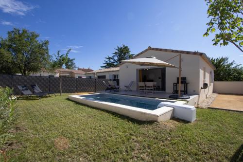 Viesnīcas āriene, Villa de plain-pied au centre du village avec piscine privée (Villa de plain-pied au centre du village avec piscine privee) in Sk